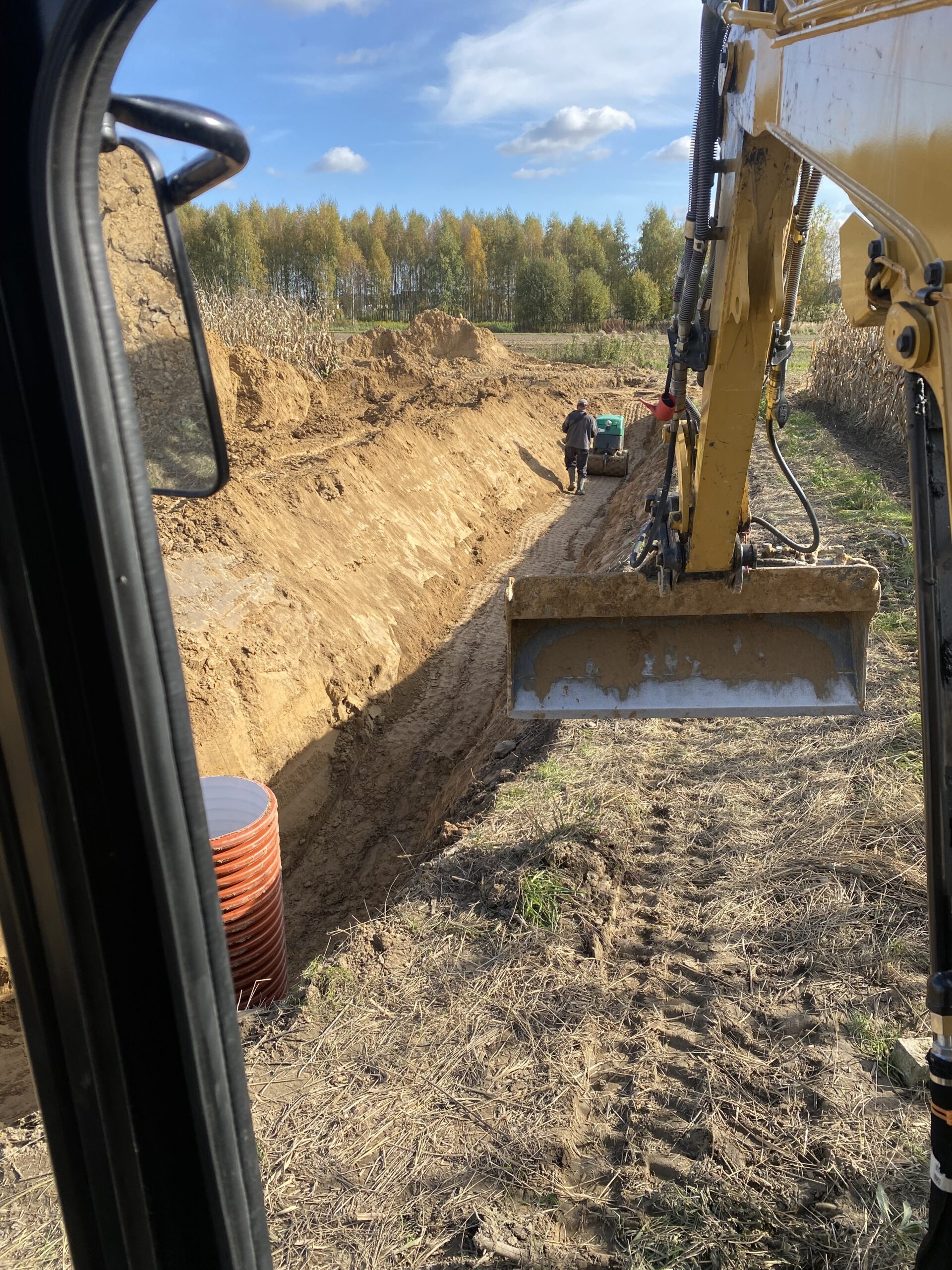 koparka wykonująca wykop