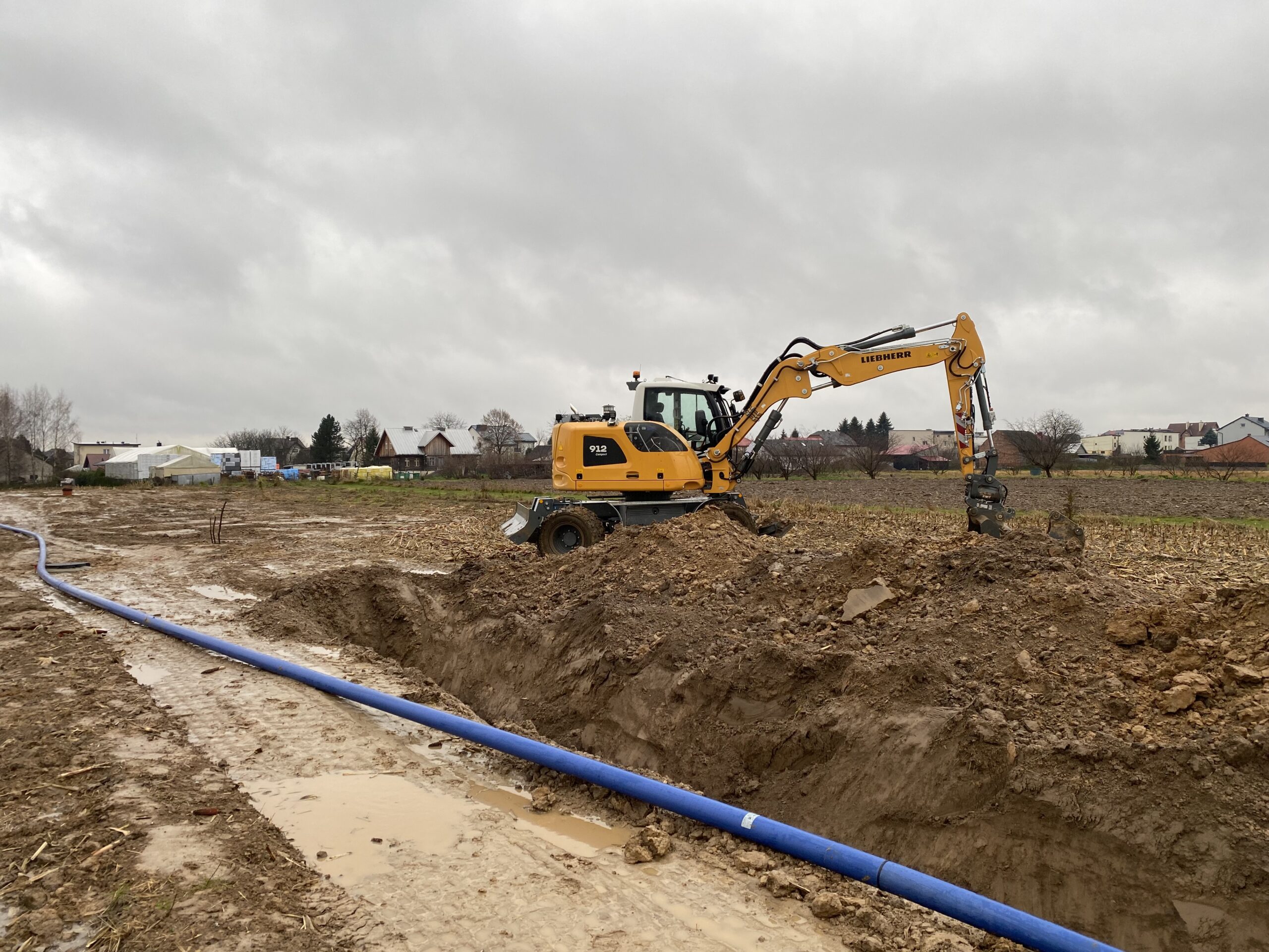 Koparka wykonująca podkop